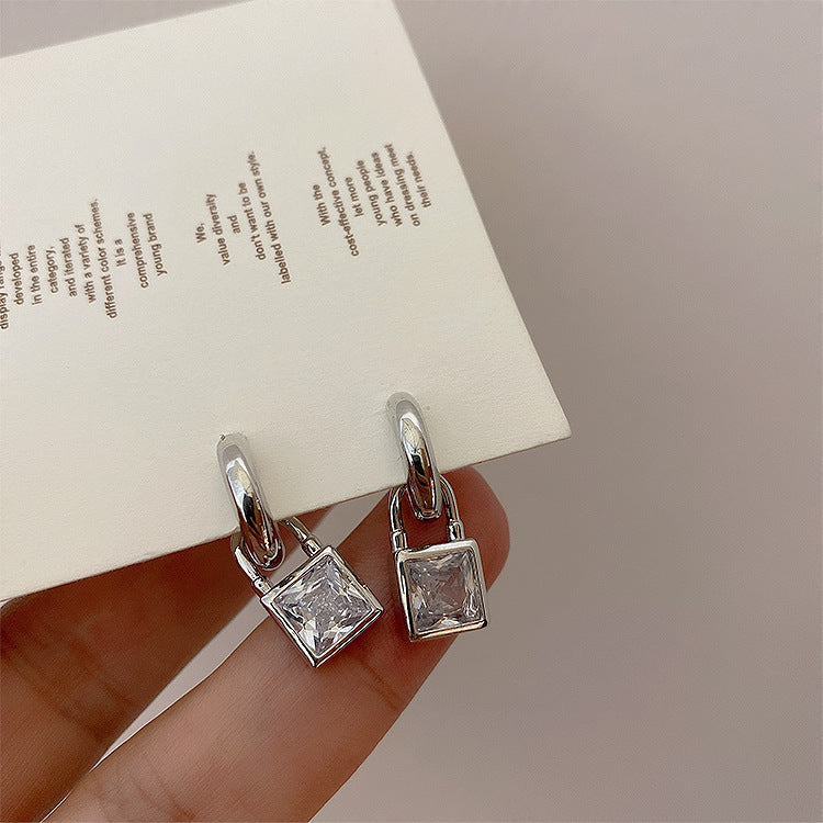 A Niche Design With A Sense Of Zircon Metal Lock Earrings