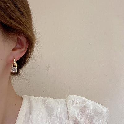 A Niche Design With A Sense Of Zircon Metal Lock Earrings